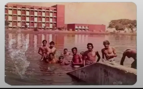 ১৯৮১ সালের দিকে হোসেন শহীদ সোহরাওয়ার্দী হলের পুকুরে গোসলের দৃশ্য