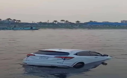 নবীগঞ্জ ফেরিতে ওঠার সময় প্রাইভেটকার নদীতে পড়ে যায়